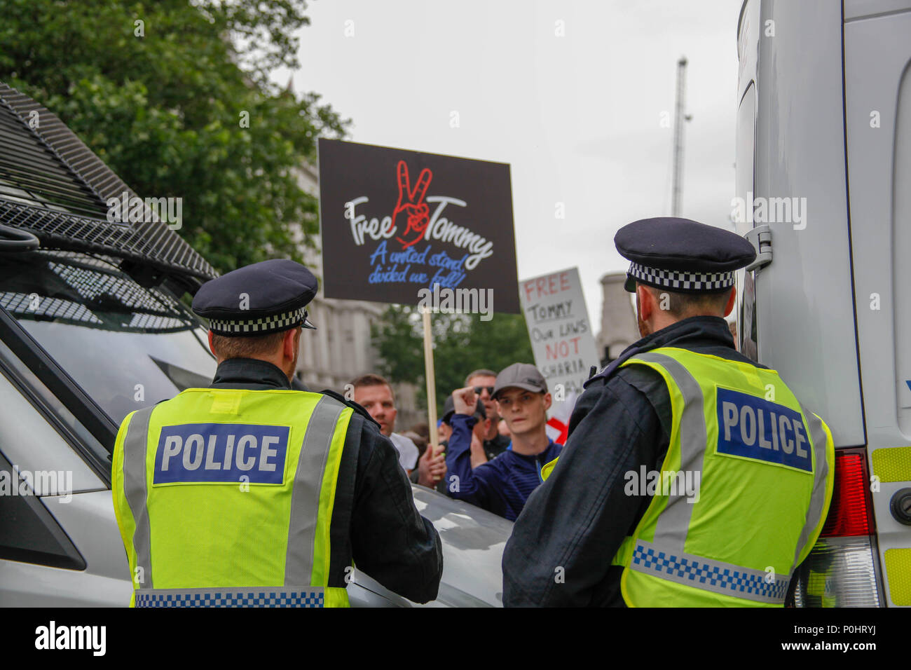 Londra, UK, 9 giugno 2018. I sostenitori di Tommy Robinson faccia della polizia con credito: Alex Cavendish/Alamy Live News Foto Stock