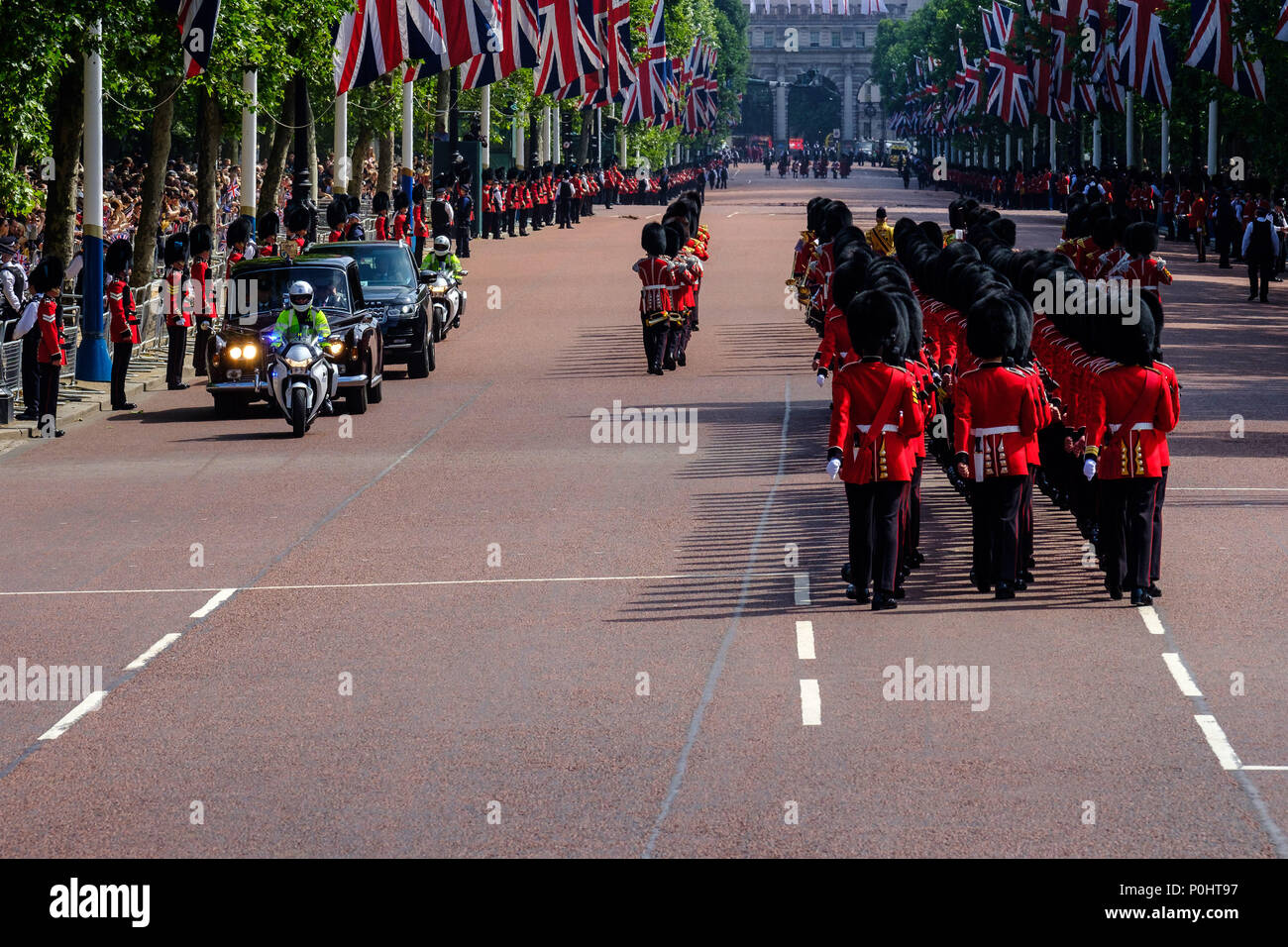 Il principe Charles, Principe di Galles e Camilla, la duchessa di Cornovaglia arrivare al centro commerciale come le guardie Coldstream a piedi verso il basso durante il Trooping il colore e il compleanno del Queens Parade sabato 9 giugno 2018 in Buckingham Palace di Londra . Nella foto: guardie Coldstream marzo dalle caserme, lungo il Mall a Horseguards Parade dove le guardie Coldstream truppa sarà il loro colore. Foto di Julie Edwards. Credito: Julie Edwards/Alamy Live News Foto Stock