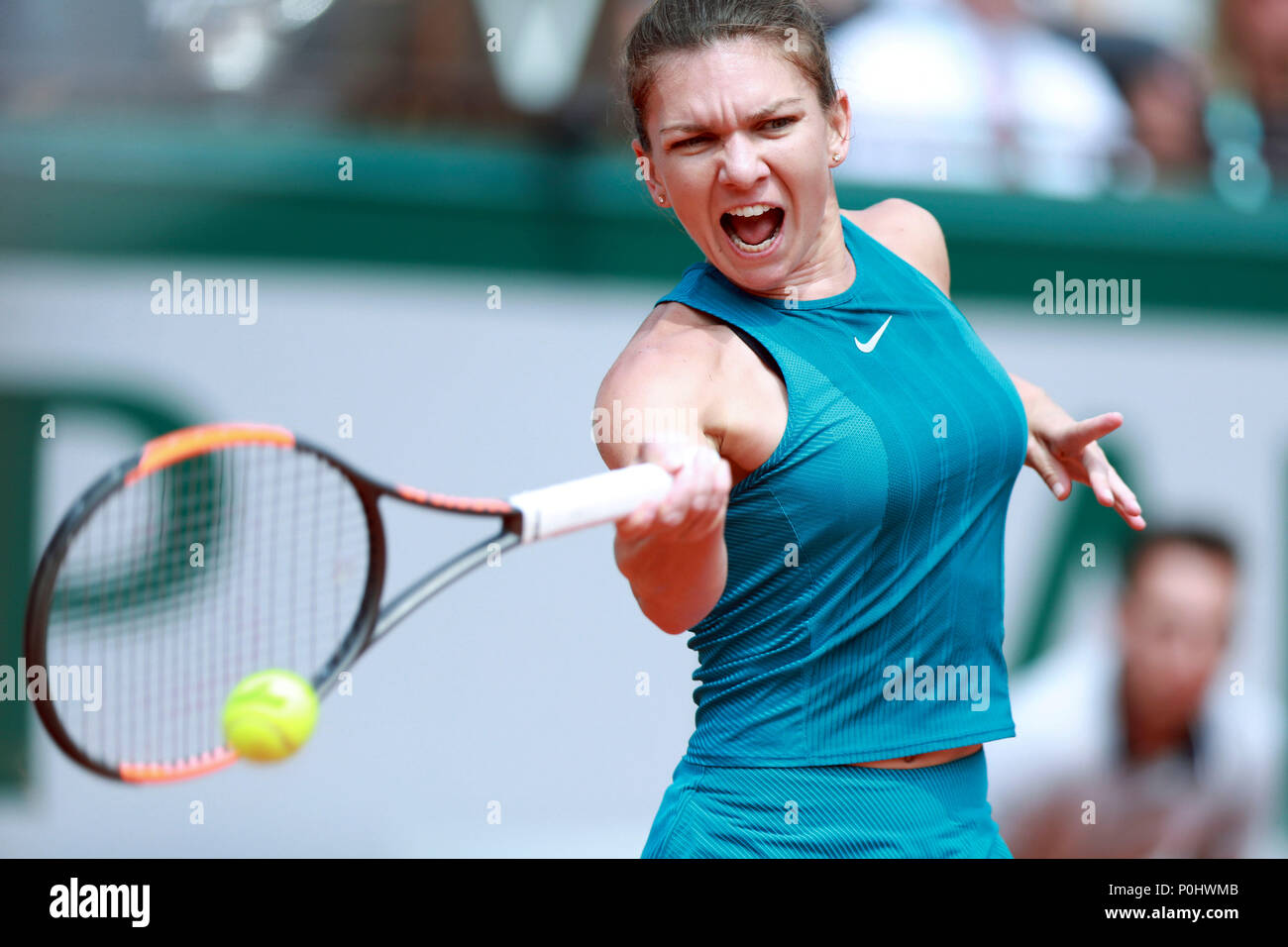 Parigi. Il 9 giugno, 2018. Simona Halep di Romania restituisce un colpo durante il singolare femminile finale contro Sloane Stephens degli Stati Uniti presso l'Open di Francia di Tennis Tournament 2018 a Parigi in Francia il 9 giugno 2018. Credito: Luo Huanhuan/Xinhua/Alamy Live News Foto Stock