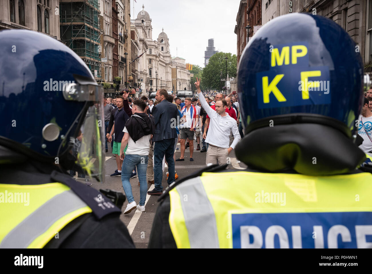 Londra, UK, 9 giugno 2018. Come previsto, scontri con la polizia e i rappresentanti della stampa hanno iniziato durante il #FreeTommy marzo nel centro di Londra. Le bottiglie di vetro e altri missili sono stati lanciati a polizia e passanti innocenti come un pomeriggio si trasforma rapidamente al caos sulle strade di Londra. I cani di polizia e i rinforzi sono stati redatti in. #FreeTommy #FreeTommyRobinson Credito: Joshua Preston/Alamy Live News Credito: Joshua Preston/Alamy Live News Foto Stock