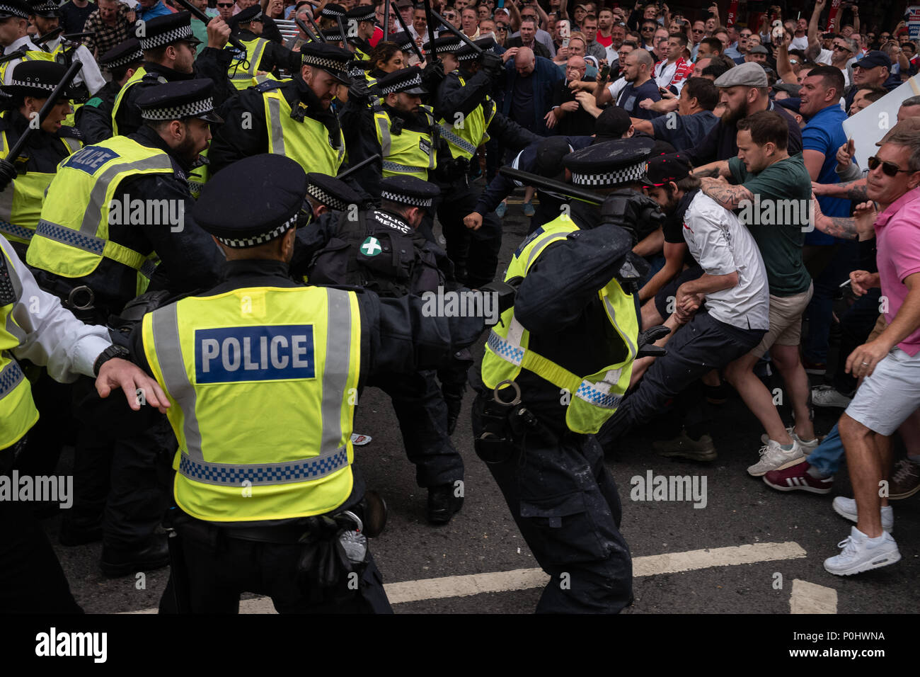 Londra, UK, 9 giugno 2018. Come previsto, scontri con la polizia e i rappresentanti della stampa hanno iniziato durante il #FreeTommy marzo nel centro di Londra. Le bottiglie di vetro e altri missili sono stati lanciati a polizia e passanti innocenti come un pomeriggio si trasforma rapidamente al caos sulle strade di Londra. I cani di polizia e i rinforzi sono stati redatti in. #FreeTommy #FreeTommyRobinson Credito: Joshua Preston/Alamy Live News Credito: Joshua Preston/Alamy Live News Foto Stock