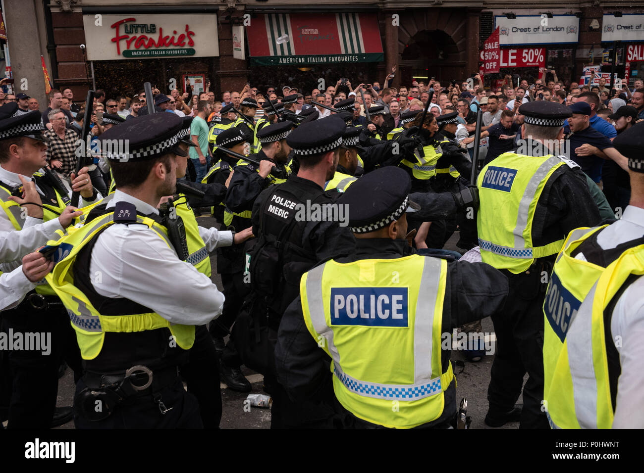 Londra, UK, 9 giugno 2018. Come previsto, scontri con la polizia e i rappresentanti della stampa hanno iniziato durante il #FreeTommy marzo nel centro di Londra. Le bottiglie di vetro e altri missili sono stati lanciati a polizia e passanti innocenti come un pomeriggio si trasforma rapidamente al caos sulle strade di Londra. I cani di polizia e i rinforzi sono stati redatti in. #FreeTommy #FreeTommyRobinson Credito: Joshua Preston/Alamy Live News Credito: Joshua Preston/Alamy Live News Foto Stock