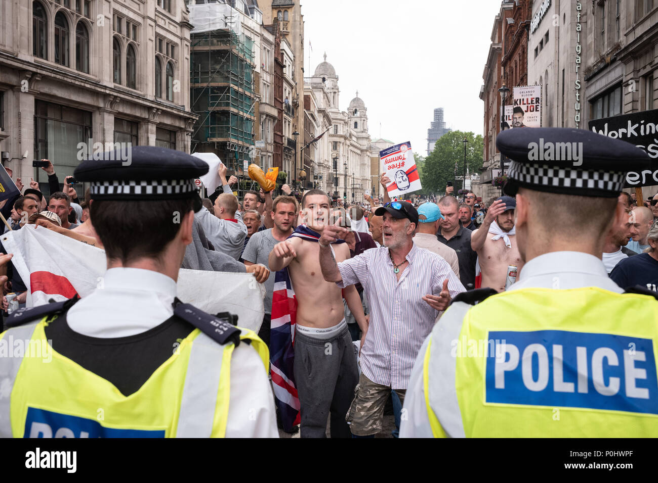 Londra, UK, 9 giugno 2018. Come previsto, scontri con la polizia e i rappresentanti della stampa hanno iniziato durante il #FreeTommy marzo nel centro di Londra. Le bottiglie di vetro e altri missili sono stati lanciati a polizia e passanti innocenti come un pomeriggio si trasforma rapidamente al caos sulle strade di Londra. I cani di polizia e i rinforzi sono stati redatti in. #FreeTommy #FreeTommyRobinson Credito: Joshua Preston/Alamy Live News Credito: Joshua Preston/Alamy Live News Foto Stock