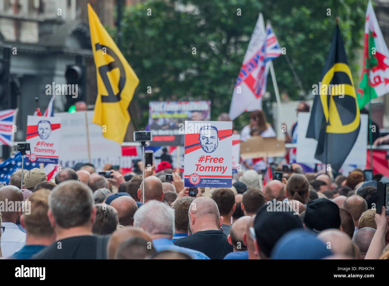 Londra, UK, 9 giugno 2018. La folla ascolta discorsi al di fuori di Downing Street - un EDL protesta a Whitehall per chiedere il rilascio di Tommy Robinson. Essa è soddisfatta da un contatore prot3est da alzarsi fino al razzismo e altri gruppi. Foto Stock