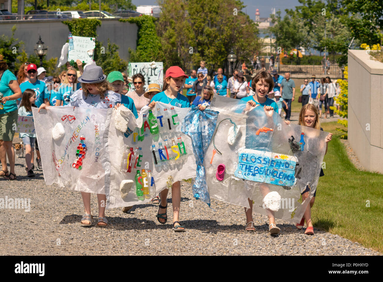 Dun Laoghaire, Irlanda. Il 6 giugno, 2018. Giovane attivista ambientale Flossie Donnelly gratuitamente in plastica mare irlandese marzo per la Ocean Dun Laoghaire, Dublino, Irlanda. Credito: Fabrice Jolivet/Alamy News Foto Stock