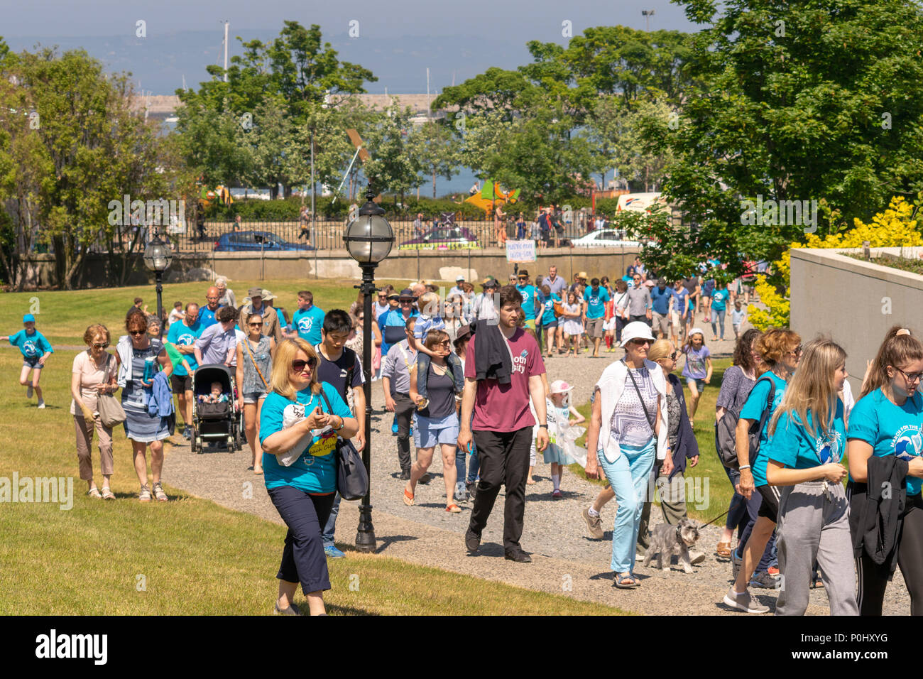 Dun Laoghaire, Irlanda. Il 6 giugno, 2018. Giovane attivista ambientale Flossie Donnelly gratuitamente in plastica mare irlandese marzo per la Ocean Dun Laoghaire, Dublino, Irlanda. Credito: Fabrice Jolivet/Alamy News Foto Stock