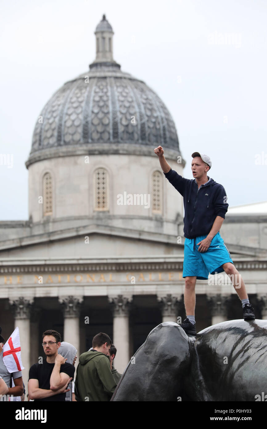 Londra, Regno Unito. Il 9 giugno 2018. I manifestanti face off polizia presso la Libera Tommy Robinson protesta, Trafalgar Square, Londra Credito: Paul Brown/Alamy Live News Foto Stock