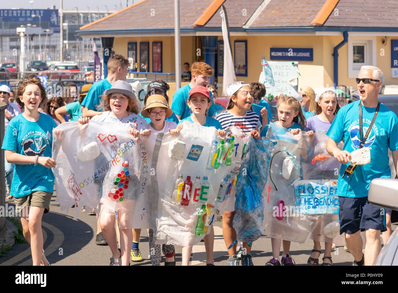 Dun Laoghaire, Irlanda. Il 6 giugno, 2018. Giovane attivista ambientale Flossie Donnelly gratuitamente in plastica mare irlandese marzo per la Ocean Dun Laoghaire, Dublino, Irlanda. Credito: Fabrice Jolivet/Alamy News Foto Stock