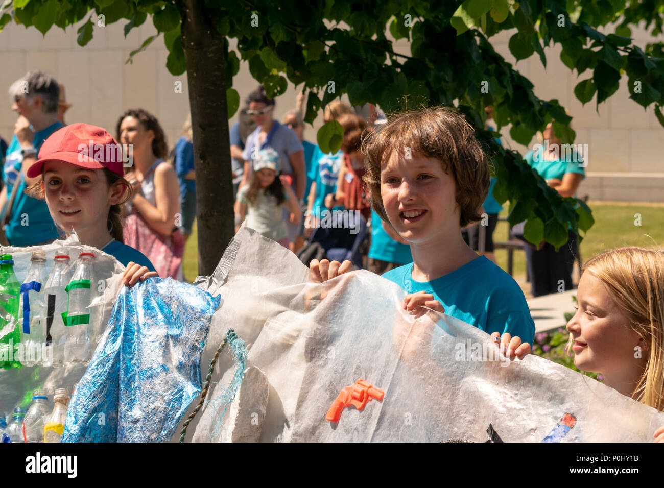 Dun Laoghaire, Irlanda. Il 6 giugno, 2018. Giovane attivista ambientale Flossie Donnelly gratuitamente in plastica mare irlandese marzo per la Ocean Dun Laoghaire, Dublino, Irlanda. Credito: Fabrice Jolivet/Alamy News Foto Stock