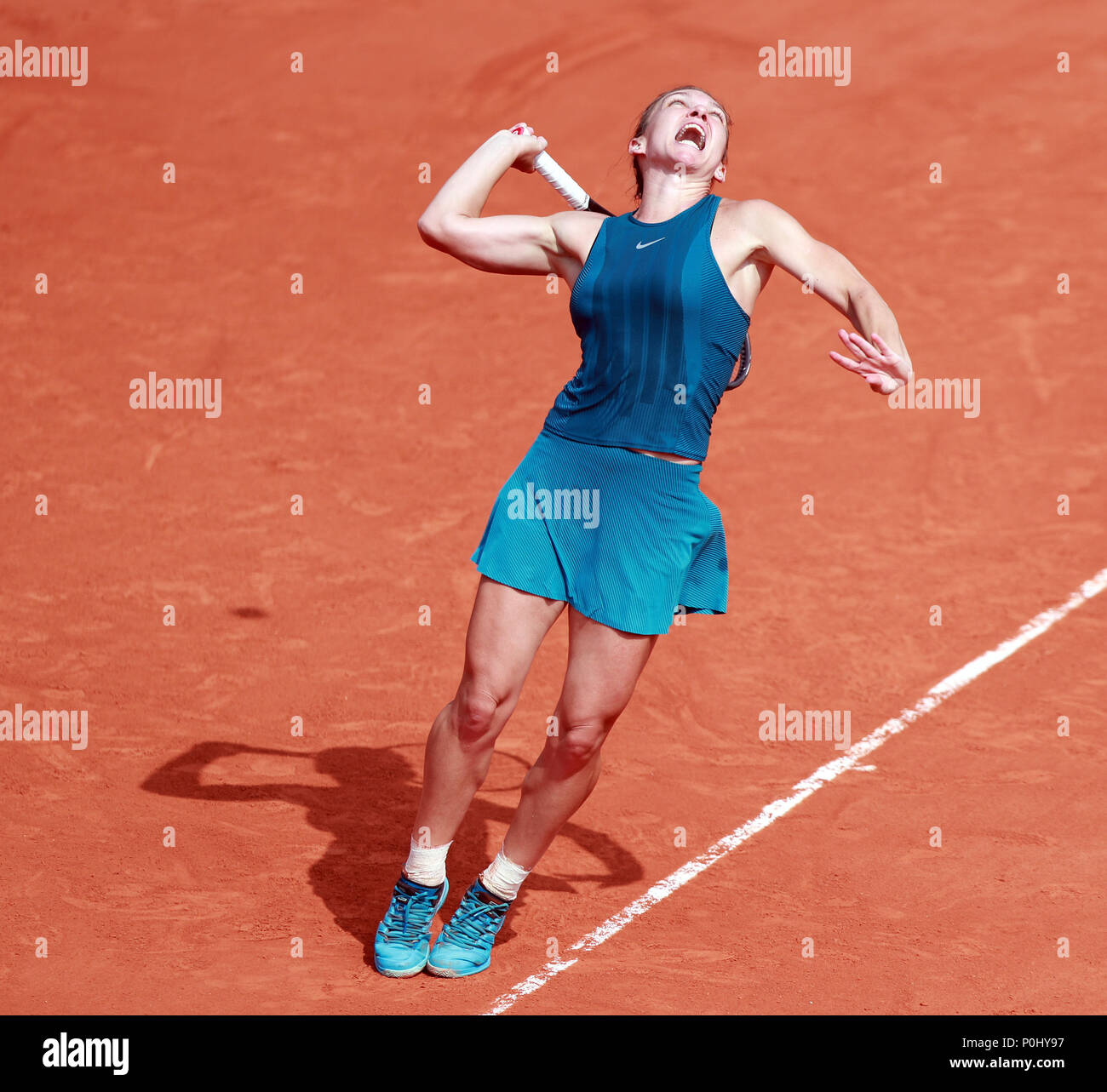 (180609) -- Parigi, 9 giugno 2018 (Xinhua) -- Simona Halep di Romania serve durante la singolare femminile finale contro Sloane Stephens degli Stati Uniti presso l'Open di Francia di Tennis Tournament 2018 a Parigi in Francia il 9 giugno 2018. (Xinhua/Luo Huanhuan) Foto Stock