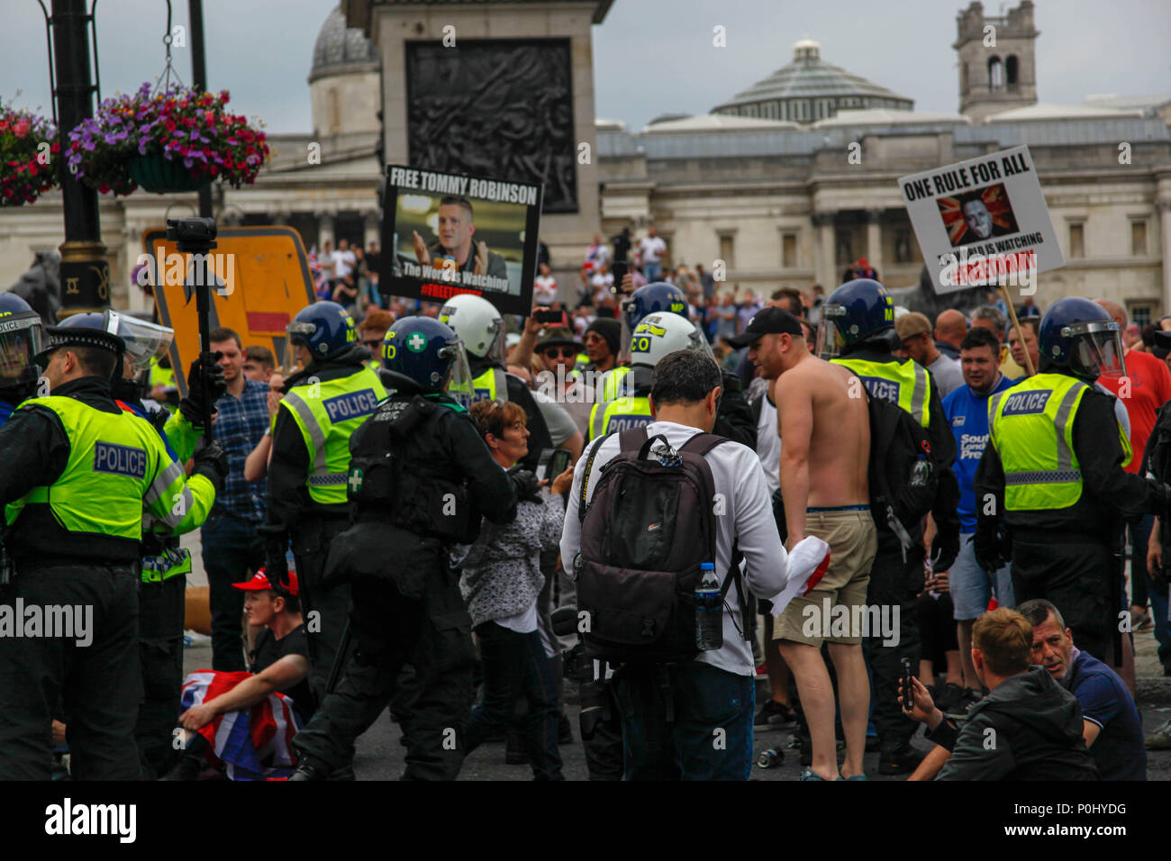 Londra, UK, 9 giugno 2018. Bollitore di polizia i sostenitori di Tommy Robinson a Trafalgar Square Credit: Alex Cavendish/Alamy Live News Foto Stock