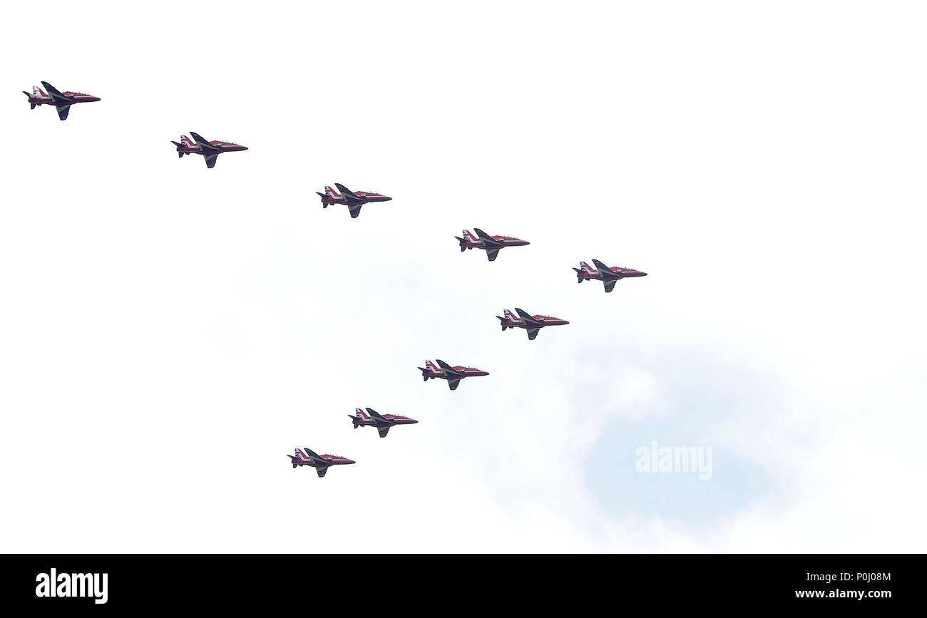 Londra, Regno Unito. Il 9 giugno 2018. Il Royal Air Force (RAF) frecce rosse nella flypast per il Trooping del colore. Fiancheggiato da 2 Eurofighter Typhoon. Londra. Regno Unito. 09/06/2018. Credito: Sport In immagini/Alamy Live News Foto Stock