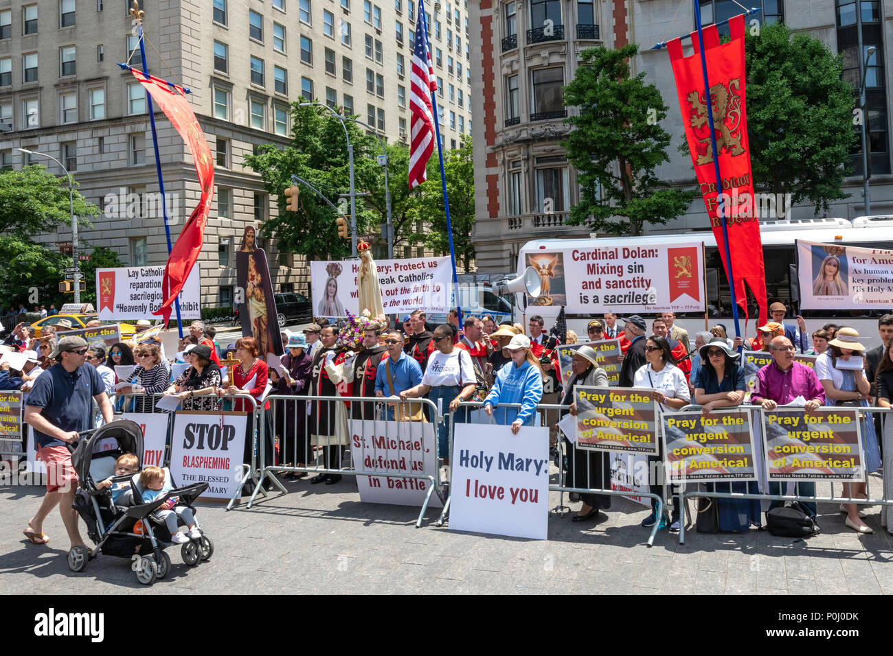 New York, Stati Uniti d'America. Il 9 giugno 2018. Un gruppo di ultra conservatore Cattolici si radunano fuori del Metropolitan Museum of Art per protestare contro la met del 'corpi celesti' presentano, che presenta artefatti donati dal Vaticano. La protesta è stata organizzata dalla Società americana per la difesa della Tradizione Famiglia e Proprietà. Foto di Enrique Shore Credit: Enrique Shore/Alamy Live News Foto Stock