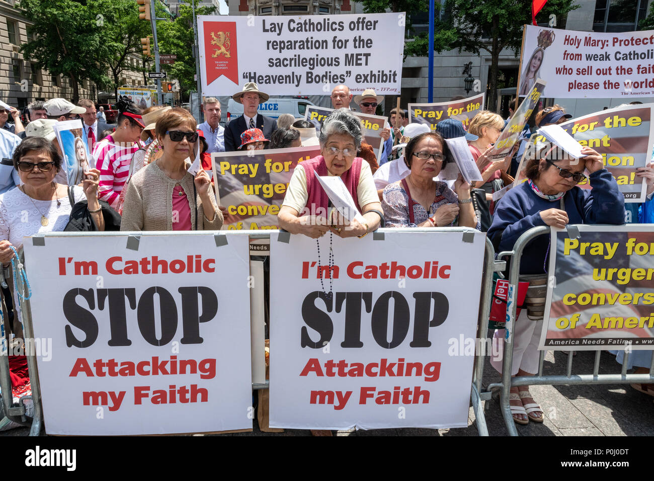 New York, Stati Uniti d'America. Il 9 giugno 2018. Un gruppo di ultra conservatore Cattolici si radunano fuori del Metropolitan Museum of Art per protestare contro la met del 'corpi celesti' presentano, che presenta artefatti donati dal Vaticano. La protesta è stata organizzata dalla Società americana per la difesa della Tradizione Famiglia e Proprietà. Foto di Enrique Shore Credit: Enrique Shore/Alamy Live News Foto Stock