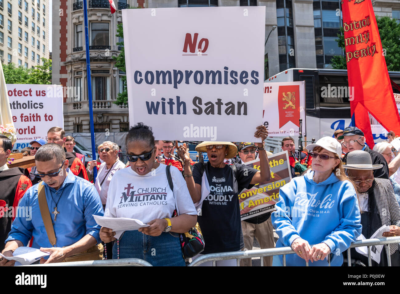 New York, Stati Uniti d'America. Il 9 giugno 2018. Un gruppo di ultra conservatore Cattolici si radunano fuori del Metropolitan Museum of Art per protestare contro la met del 'corpi celesti' presentano, che presenta artefatti donati dal Vaticano. La protesta è stata organizzata dalla Società americana per la difesa della Tradizione Famiglia e Proprietà. Foto di Enrique Shore Credit: Enrique Shore/Alamy Live News Foto Stock
