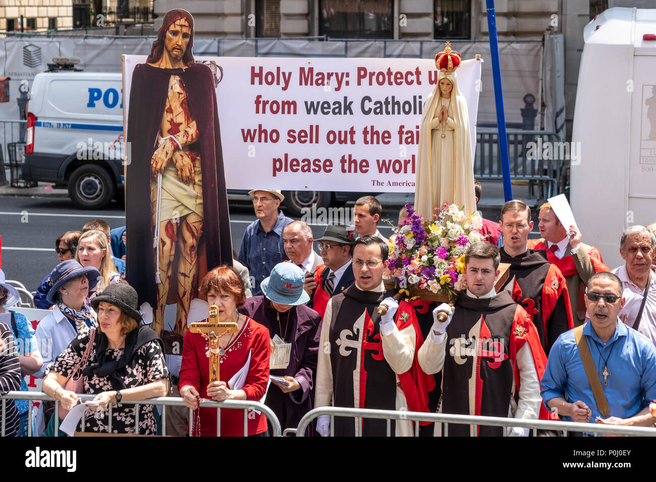 New York, Stati Uniti d'America. Il 9 giugno 2018. Un gruppo di ultra conservatore Cattolici si radunano fuori del Metropolitan Museum of Art per protestare contro la met del 'corpi celesti' presentano, che presenta artefatti donati dal Vaticano. La protesta è stata organizzata dalla Società americana per la difesa della Tradizione Famiglia e Proprietà. Foto di Enrique Shore Credit: Enrique Shore/Alamy Live News Foto Stock