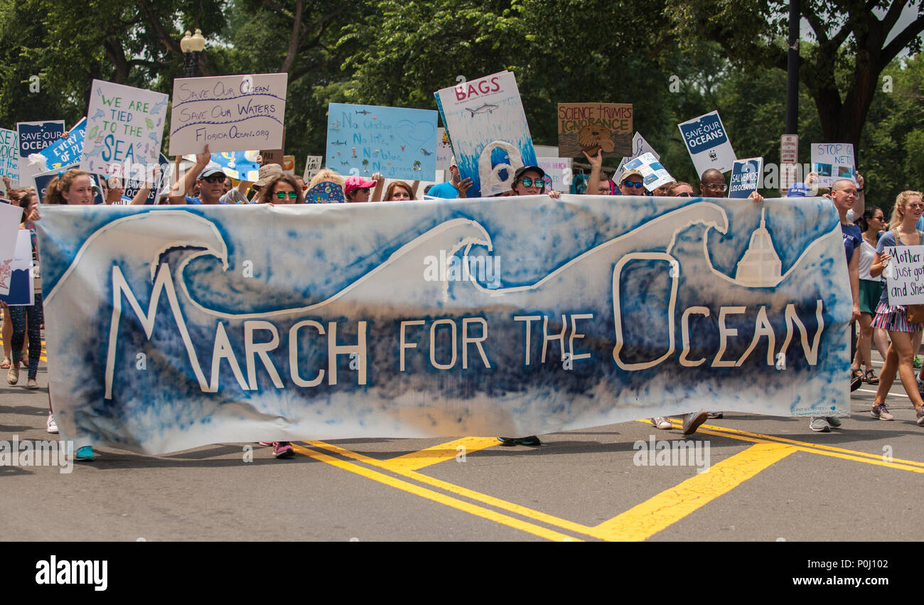 Washington DC, Stati Uniti d'America. Il 9 giugno 2018. Il banner di piombo del marzo per l'oceano a Washington D.C., il 9 giugno 2018. La cerimonia inaugurale marzo per la Ocean richiamato l attenzione ai problemi dell'oceano, compresa la plastica inquinamento e la pesca eccessiva in occasione di eventi negli Stati Uniti Capitale e intorno agli Stati Uniti. Credito: Robert Meyers/Alamy Live News Foto Stock