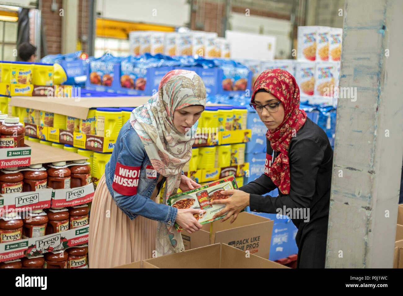 Novi nel Michigan STATI UNITI D'America - 9 giugno 2018 - musulmana volontari pacchetto scatole di cibo per i meno fortunati nell'area di Detroit durante il mese del Ramadan. I musulmani sono tenuti a contribuire al lavoro caritativo durante il mese. Credito: Jim West/Alamy Live News Foto Stock