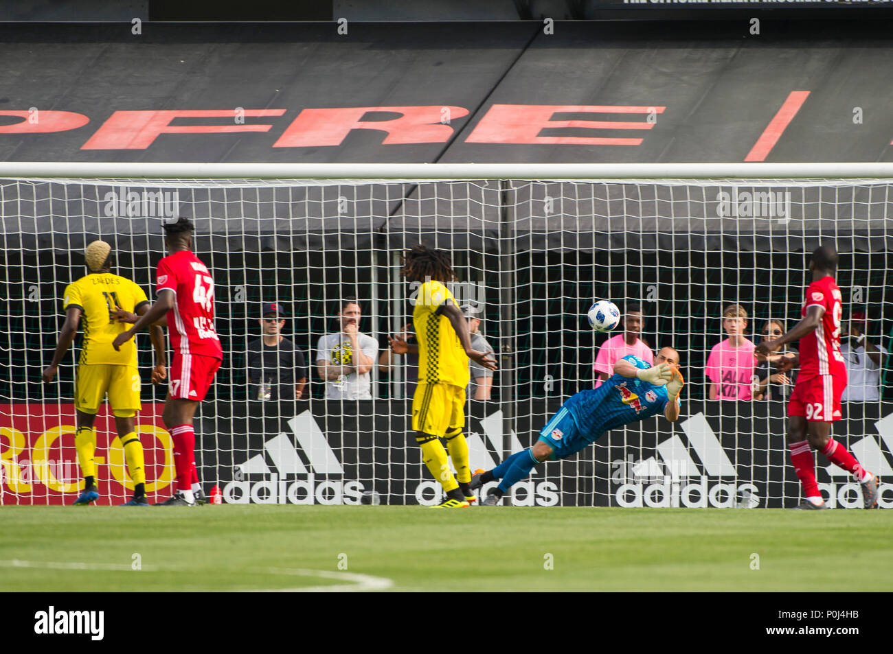 Sabato, Giugno 09, 2018: New York Red Bulls portiere Luis Robles (31) immersioni per la sfera nel match tra New York Red Bulls e Columbus Crew SC a MAPFRE Stadium, in Columbus OH. Obbligatorio Photo credit: Dorn Byg/Cal Sport Media. Columbus Crew SC 1 - New York Red Bulls 1 Credito: Cal Sport Media/Alamy Live News Foto Stock