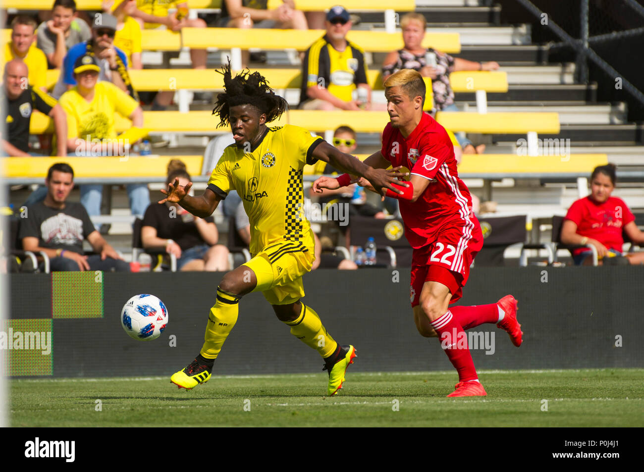 Sabato, Giugno 09, 2018: New York Red Bulls centrocampista Florian Valot (22) dà la caccia al Columbus Crew SC defender Lalas Abubakar (17) Nel confronto tra New York Red Bulls e Columbus Crew SC a MAPFRE Stadium, in Columbus OH. Obbligatorio Photo credit: Dorn Byg/Cal Sport Media. Columbus Crew SC 1 - New York Red Bulls 1 Credito: Cal Sport Media/Alamy Live News Foto Stock