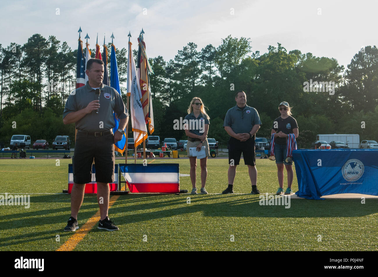 Fort Bragg, North Carolina, USA. 9th June, 2018. June 9, 2018 - Fort Bragg, N.C., USA - Col. Kyle Reed, Fort Bragg garrison commander, talks with all the teams after the championship final between the U.S. Air Force and the U.S. Navy at the 2018 Armed Forces Men's Soccer Championship, at Hedrick Stadium, on Fort Bragg. Air Force, the 2016 defending champions, defeated Navy, 5-2 to claim this year's title. The Armed Forces Men's Soccer Championship is conducted every two years. Credit: Timothy L. Hale/ZUMA Wire/Alamy Live News Foto Stock