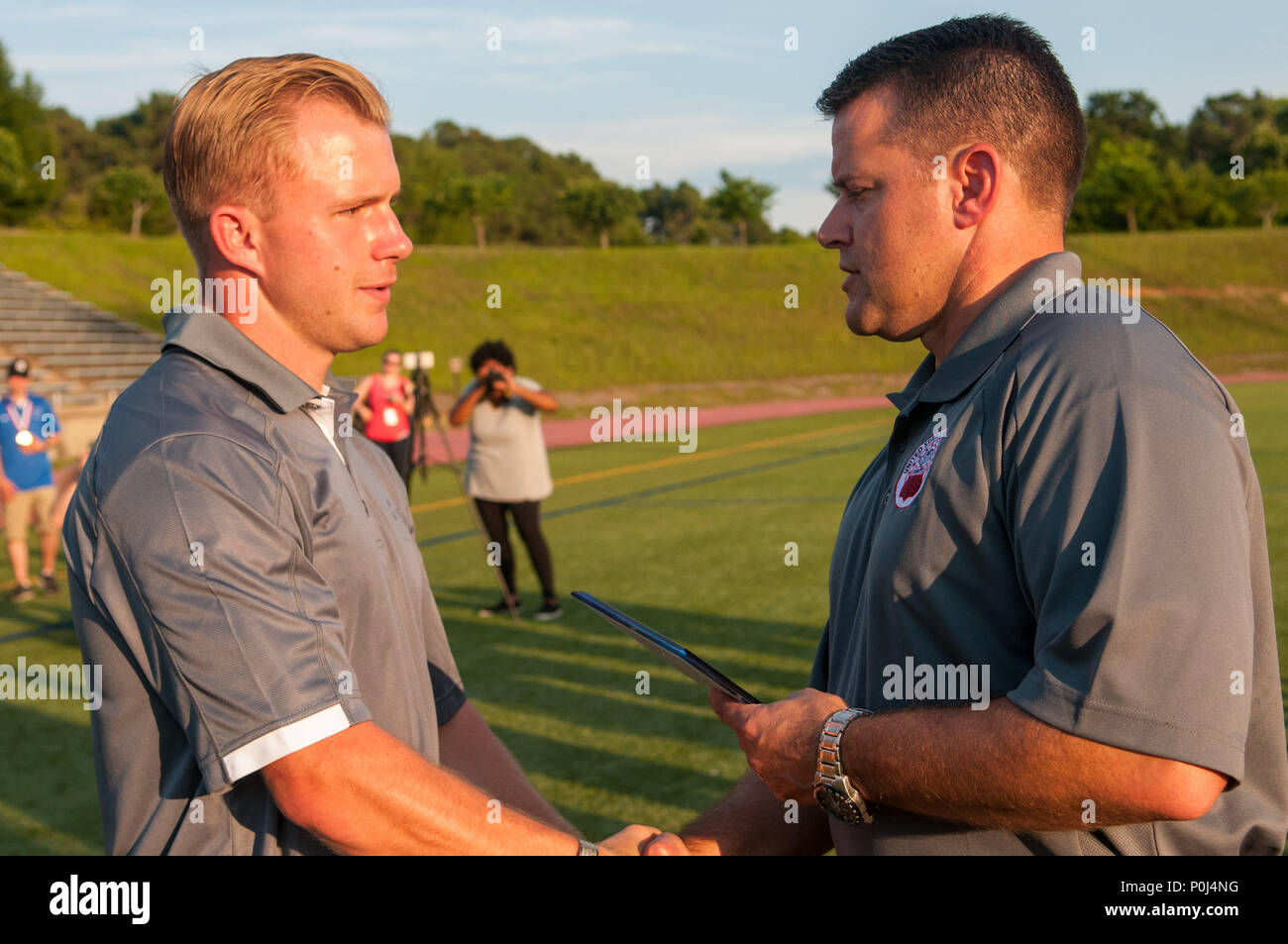 Fort Bragg, North Carolina, USA. 9th June, 2018. June 9, 2018 - Fort Bragg, N.C., USA - Col. Kyle Reed, Fort Bragg garrison commander, presents All-Tournament honors to Army 1st Lt. Alexander Clark after the championship final between the U.S. Air Force and the U.S. Navy at the 2018 Armed Forces Men's Soccer Championship, at Hedrick Stadium, on Fort Bragg. Air Force, the 2016 defending champions, defeated Navy, 5-2 to claim this year's title. The Armed Forces Men's Soccer Championship is conducted every two years. Credit: Timothy L. Hale/ZUMA Wire/Alamy Live News Foto Stock