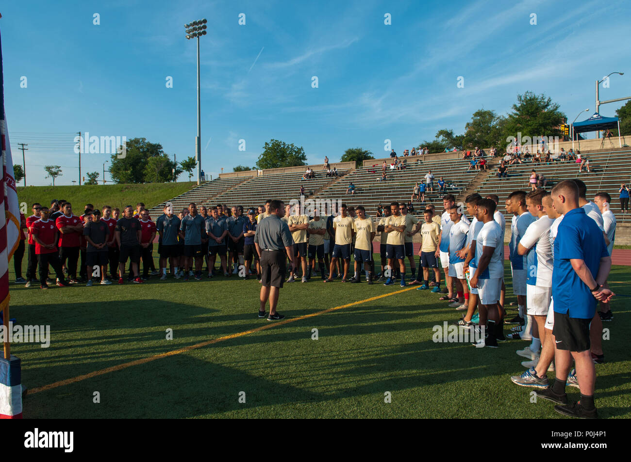 Fort Bragg, North Carolina, USA. 9th June, 2018. June 9, 2018 - Fort Bragg, N.C., USA - Col. Kyle Reed, Fort Bragg garrison commander, talks with all the teams after the championship final between the U.S. Air Force and the U.S. Navy at the 2018 Armed Forces Men's Soccer Championship, at Hedrick Stadium, on Fort Bragg. Air Force, the 2016 defending champions, defeated Navy, 5-2 to claim this year's title. The Armed Forces Men's Soccer Championship is conducted every two years. Credit: Timothy L. Hale/ZUMA Wire/Alamy Live News Foto Stock