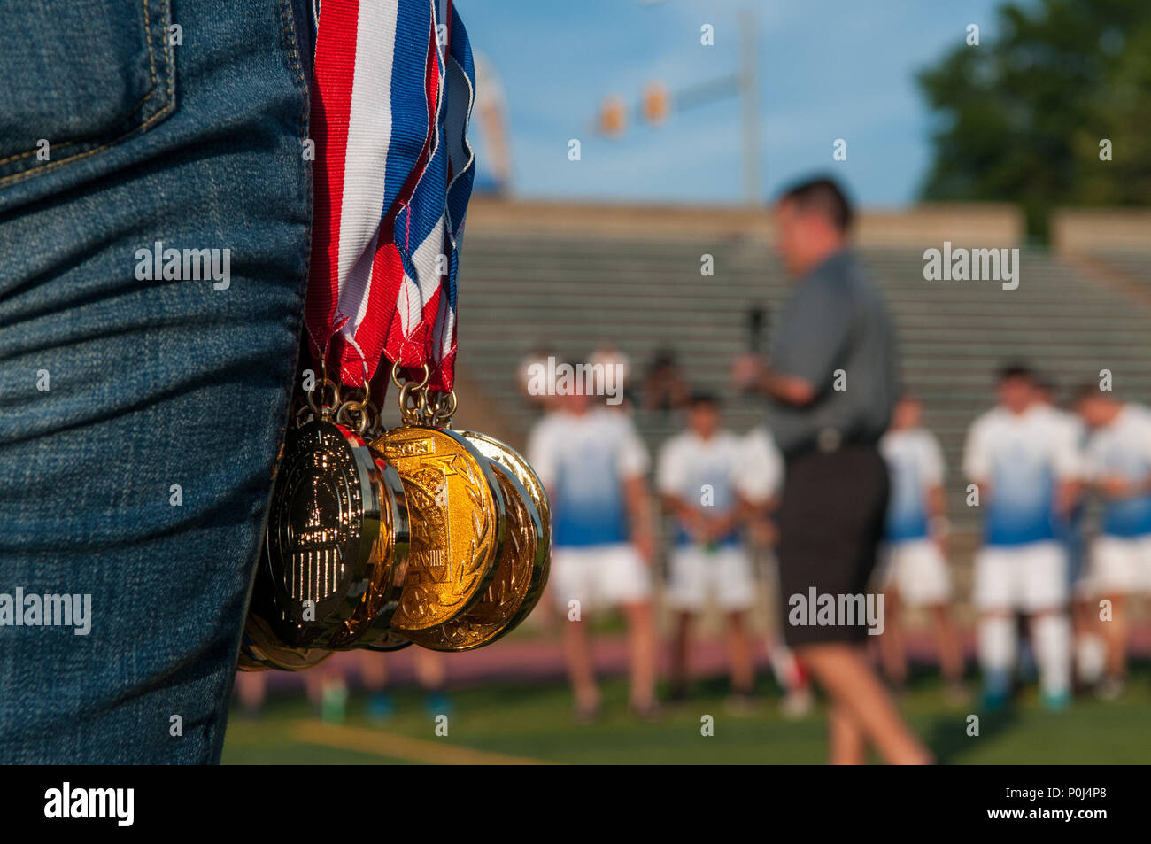 Fort Bragg, North Carolina, USA. 9th June, 2018. June 9, 2018 - Fort Bragg, N.C., USA - Col. Kyle Reed, Fort Bragg garrison commander, talks with all the teams after the championship final between the U.S. Air Force and the U.S. Navy at the 2018 Armed Forces Men's Soccer Championship, at Hedrick Stadium, on Fort Bragg. Air Force, the 2016 defending champions, defeated Navy, 5-2 to claim this year's title. The Armed Forces Men's Soccer Championship is conducted every two years. Credit: Timothy L. Hale/ZUMA Wire/Alamy Live News Foto Stock