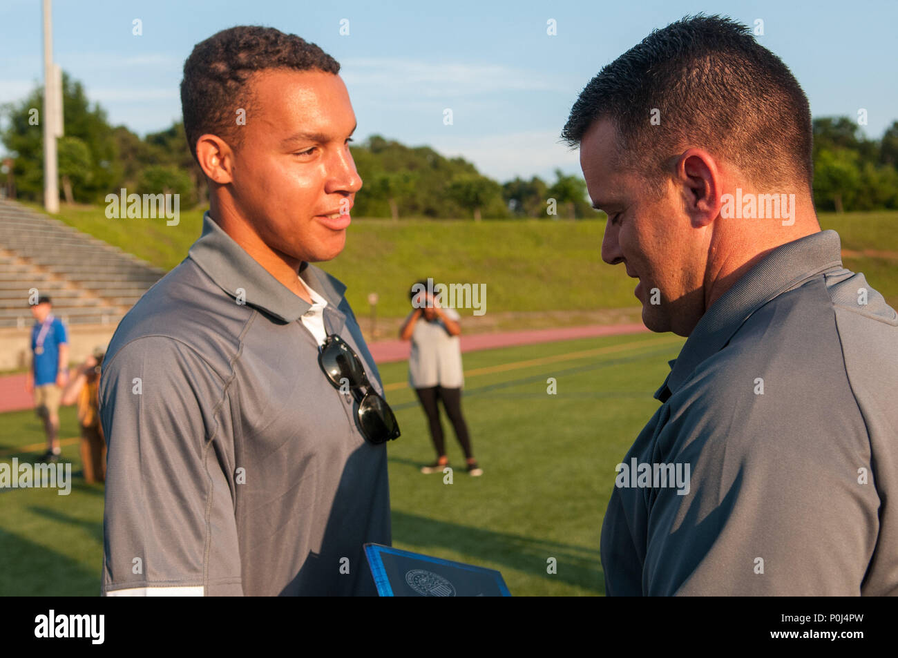 Fort Bragg, North Carolina, USA. 9th June, 2018. June 9, 2018 - Fort Bragg, N.C., USA - Col. Kyle Reed, Fort Bragg garrison commander, presents All-Tournament honors to Army Capt. Andrew Trahan after the championship final between the U.S. Air Force and the U.S. Navy at the 2018 Armed Forces Men's Soccer Championship, at Hedrick Stadium, on Fort Bragg. Air Force, the 2016 defending champions, defeated Navy, 5-2 to claim this year's title. The Armed Forces Men's Soccer Championship is conducted every two years. Credit: Timothy L. Hale/ZUMA Wire/Alamy Live News Foto Stock