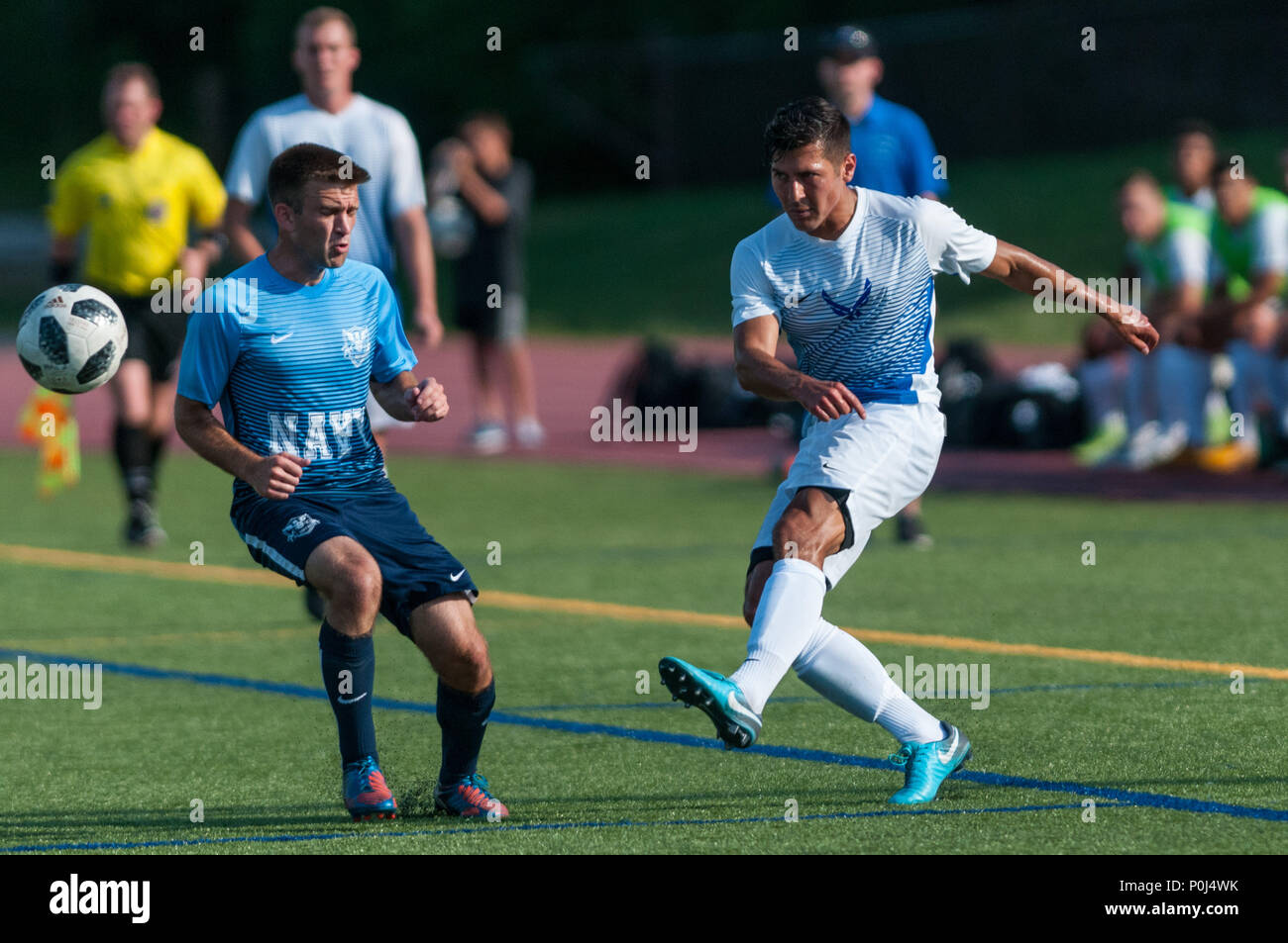 Fort Bragg, North Carolina, Stati Uniti d'America. Il 9 giugno, 2018. Giugno 9, 2018 - Fort Bragg, N.C., STATI UNITI D'AMERICA - Forza All-Air Soccer Capt. Aaron Zendejas (9) cancella il passato a sfera Navy Soccer Lt. Dan Hinkley (4) durante la finale del campionato TRA STATI UNITI Air Force e gli Stati Uniti Marina presso il 2018 le Forze Armate di uomini di calcio del campionato, a Hedrick Stadium, a Fort Bragg. Air Force, il 2016 difendendo champions, sconfitto Navy, 5-2 la rivendicazione quest'anno il titolo. Le Forze Armate degli uomini campionato di calcio viene condotta ogni due anni. Credito: Timothy L. Hale/ZUMA filo/Alamy Live News Foto Stock