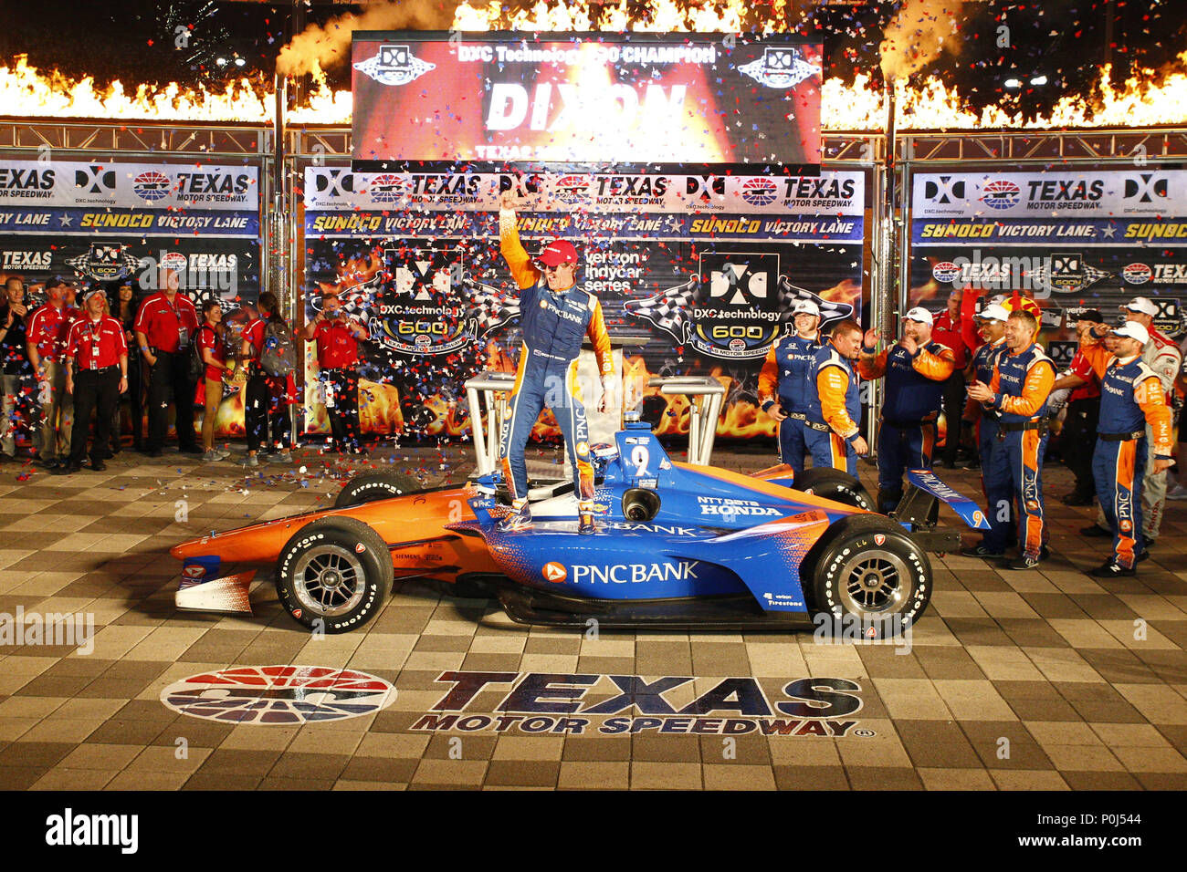 Fort Worth, Texas, Stati Uniti d'America. Il 9 giugno, 2018. SCOTT DIXON (9) della Nuova Zelanda celebra nella corsia di vittoria dopo aver vinto la tecnologia DXC 600 al Texas Motor Speedway di Fort Worth, Texas. Credito: Justin R. Noe Asp Inc/ASP/ZUMA filo/Alamy Live News Foto Stock