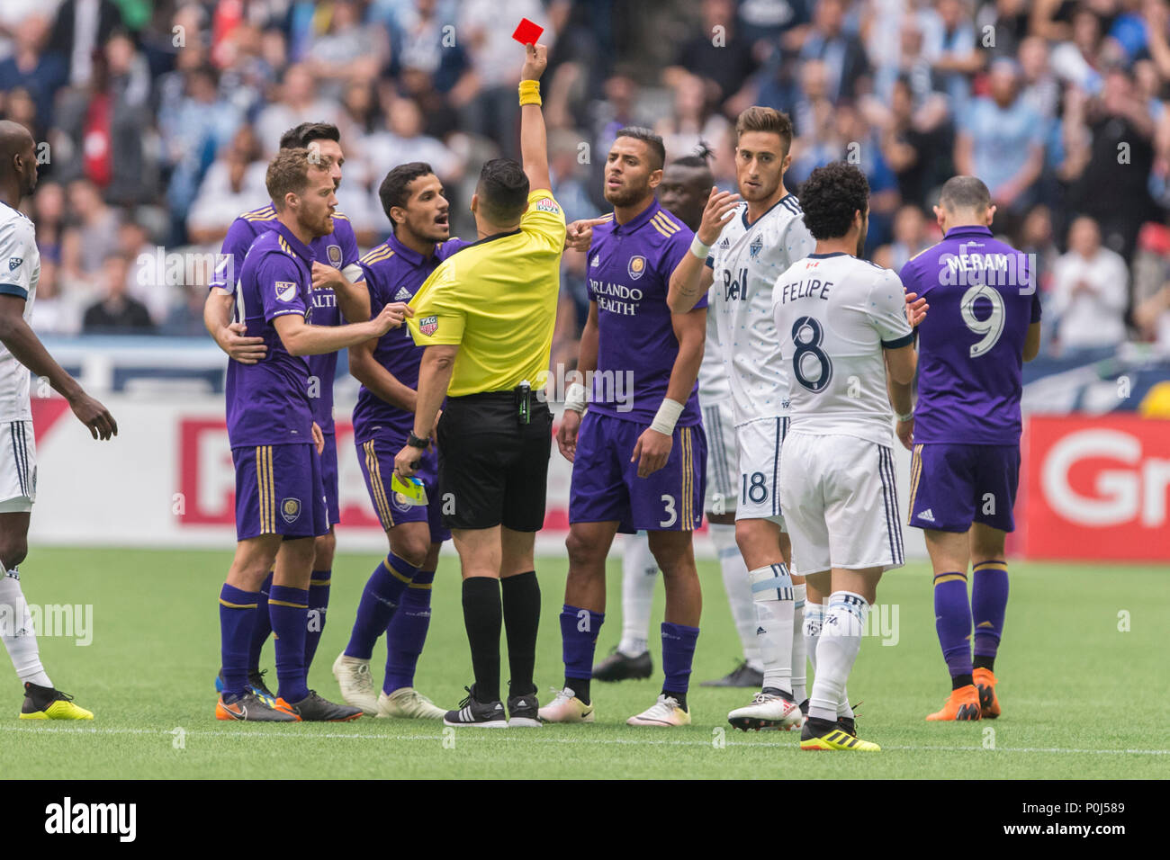 Vancouver, Canada. Il 9 giugno 2018. Arbitro Jose Carlos Rivera, dando Orlando un cartellino rosso. Punteggio finale Vancouver 5, Orlando 2. Vancouver Whitecaps vs città di Orlando SC BC Place. © Gerry Rousseau/Alamy Live News Foto Stock