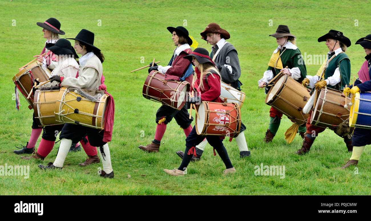 Batteristi Marching nel XVII secolo i costumi durante la guerra civile inglese rievocazione, anni 1641 al 1652, REGNO UNITO Foto Stock