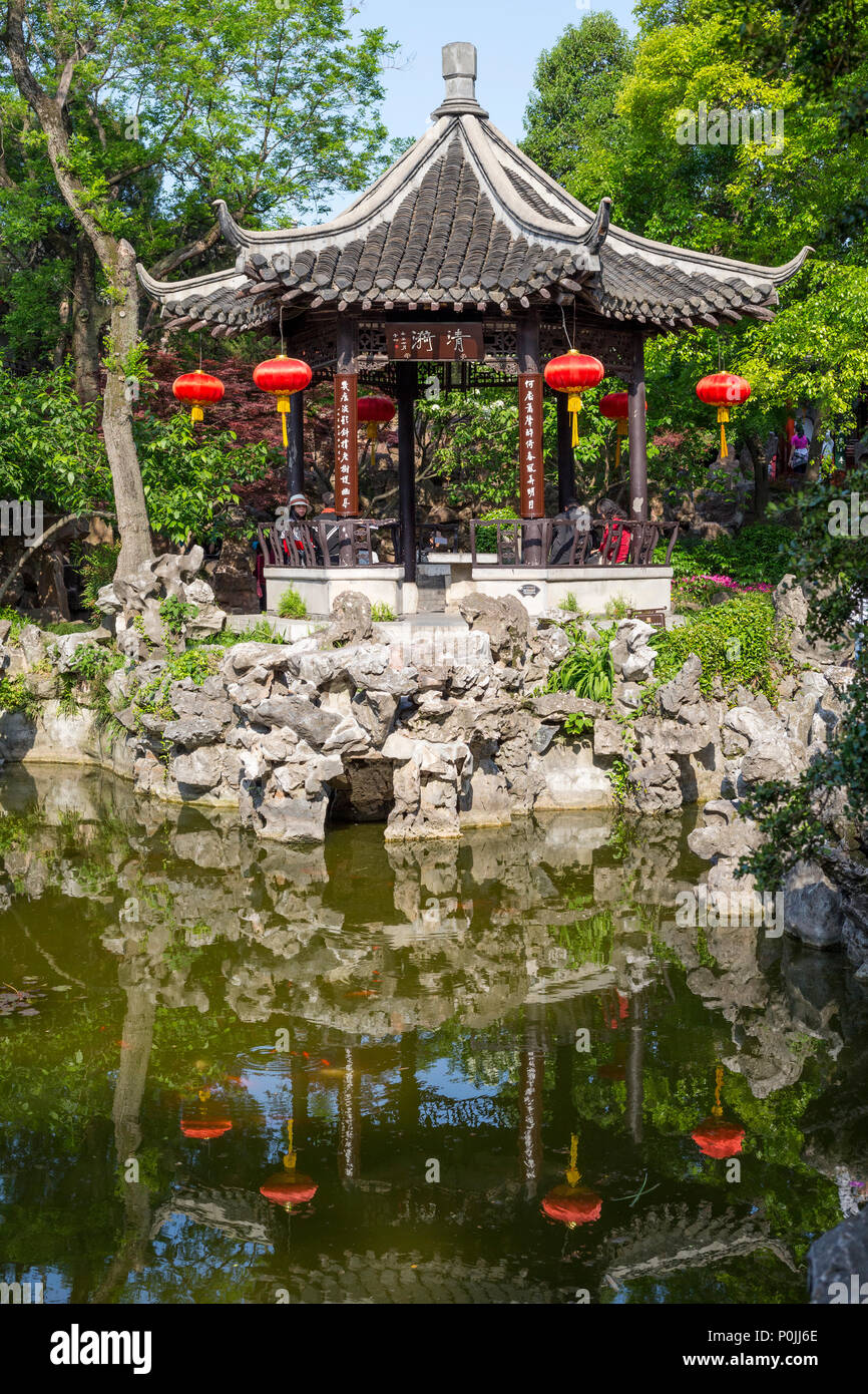 Yangzhou, Jiangsu, Cina. Il padiglione nei giardini di Ge. Foto Stock