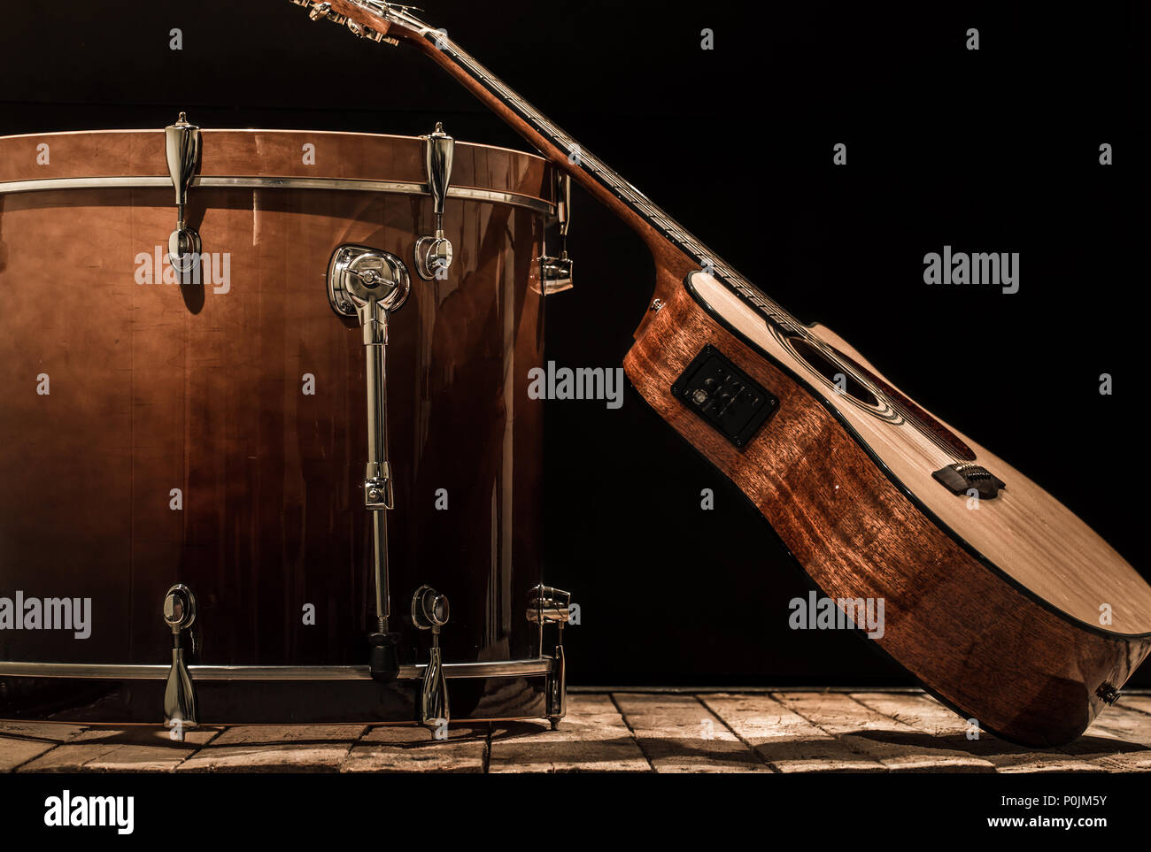 Strumenti musicali, percussioni basso e chitarra acustica su sfondo nero  Foto stock - Alamy