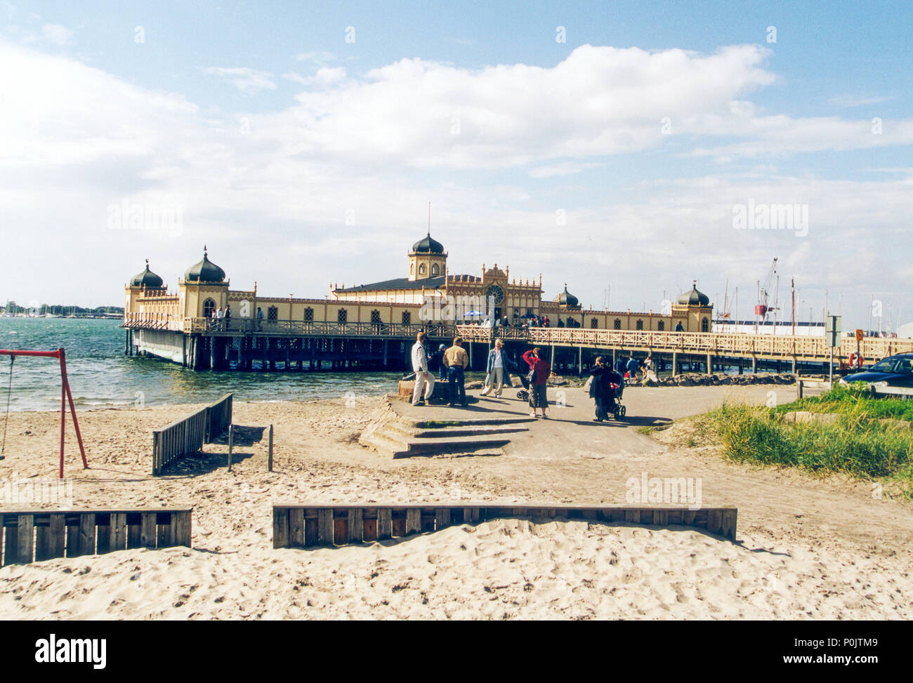 VARBERG Halland Open air bath 2004.costruzione in legno che si erge su pali nel Kattegat dal 1903.La facciata è ripristinato per le sue origini Foto Stock