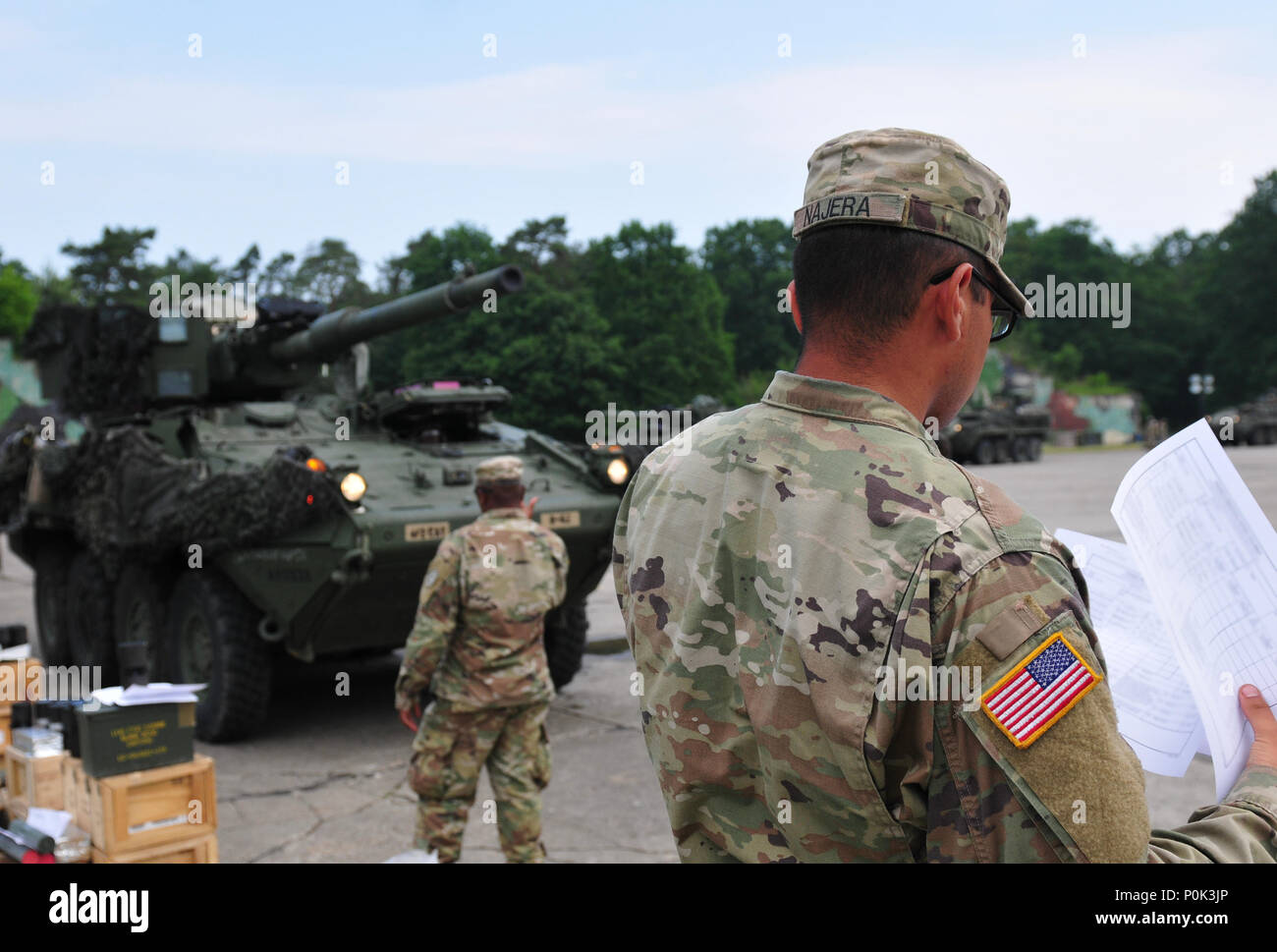 Spc. Christopher Najera, 2d reggimento di cavalleria, controlla la documentazione durante un problema di munizioni simulati in un mobile punto di munizioni. La corretta creazione dei report consente la 184Supporto comando, forniture e sezione di servizio per mantenere livelli adeguati di approvvigionamento per mantenere warfighters sostenuta durante lo sciopero di Saber 18. Sciopero di Saber 18 continua ad aumentare le nazioni partecipanti la capacità di condurre uno spettro completo di operazioni militari. (Mississippi Guardia Nazionale foto di Staff Sgt. Veronica McNabb, 184supporto comando degli affari pubblici) Foto Stock