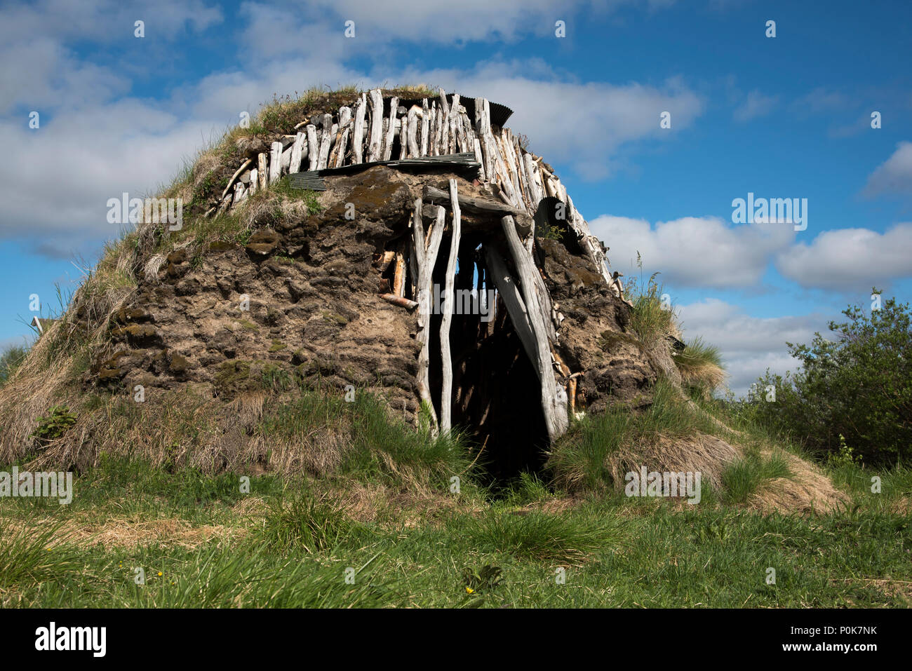 Un trasportabile Sami capanna chiamata Goahti a Kautokeino in Finnmark provincia di Norvegia ha presentato in un museo a cielo aperto. Foto Stock