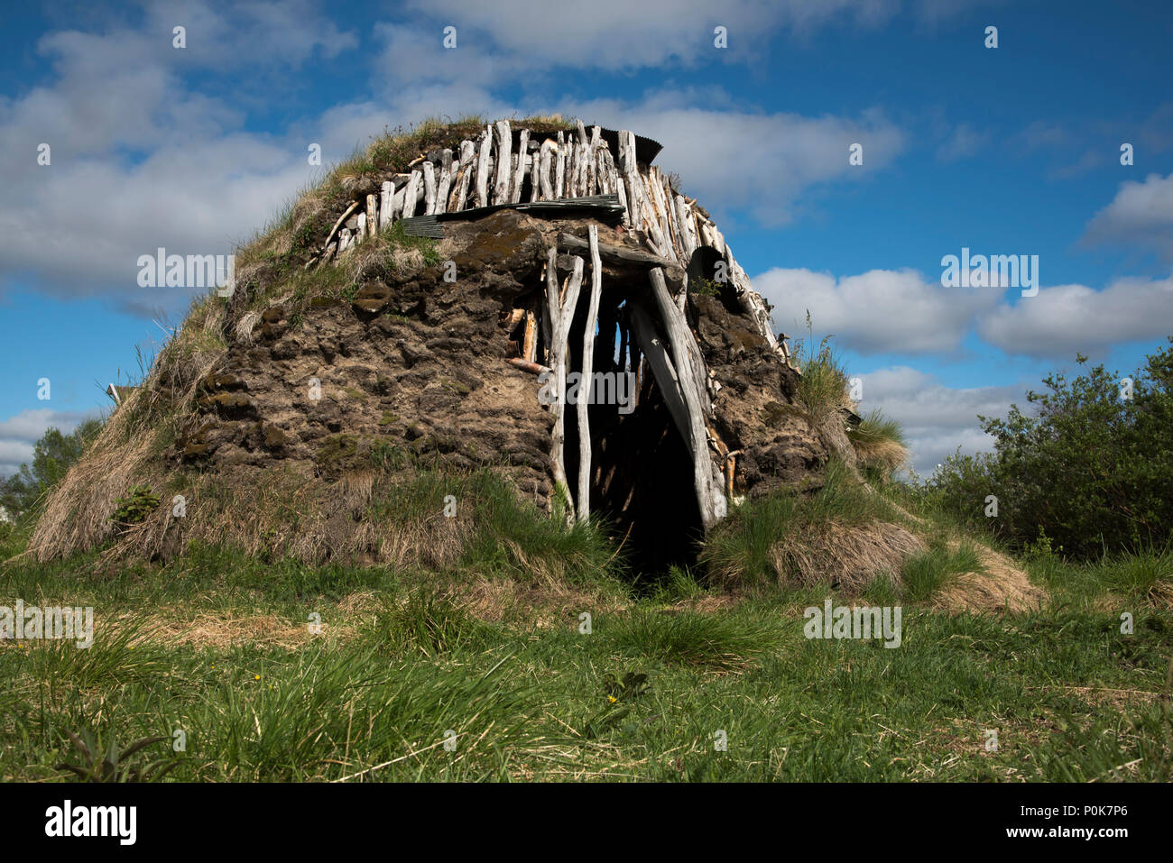 Un trasportabile Sami capanna chiamata Goahti a Kautokeino in Finnmark provincia di Norvegia ha presentato in un museo a cielo aperto. Foto Stock
