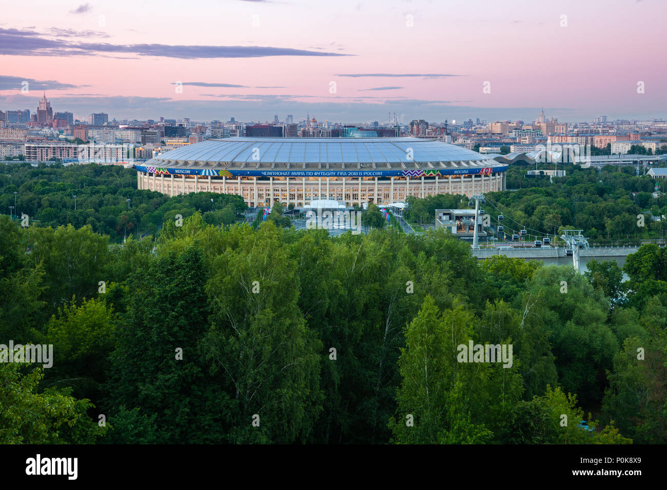 Mosca, Russia - Giugno 06, 2018: il punto di vista del Luzhniki Stadium da Sparrow Hills Observation Deck, il principale stadium di 2018 FIFA World Cup, 06 giugno 201 Foto Stock
