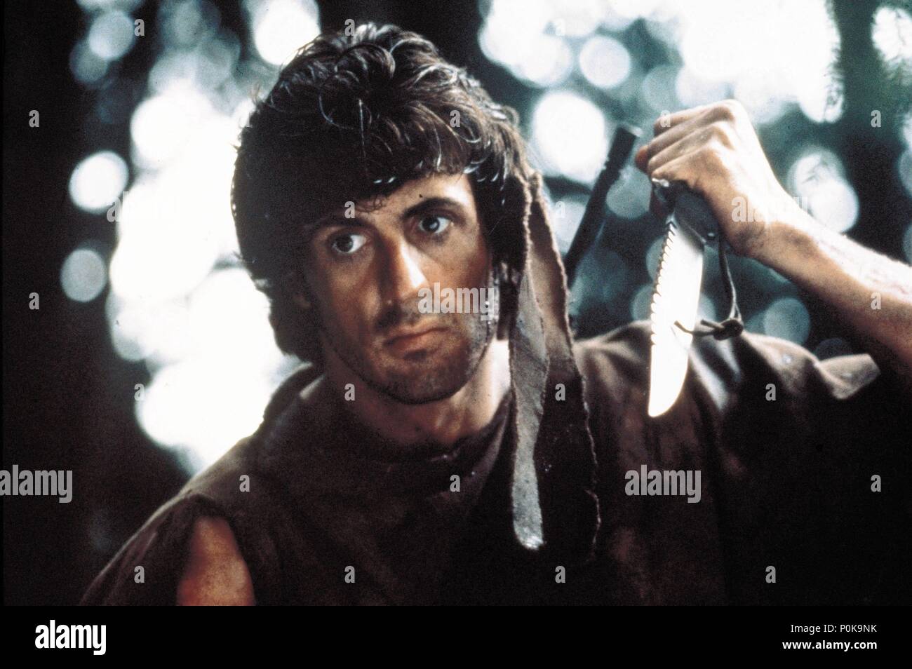 Pellicola originale titolo: primo sangue. Titolo inglese: primo sangue. Regista: TED KOTCHEFF. Anno: 1982. Stelle: Sylvester Stallone. Copyright: Editoriale all'interno di utilizzare solo. Questa è una distribuita pubblicamente handout. I diritti di accesso soltanto, senza licenza di copyright fornite. Autorizzazione obbligatoria per Visual Icona (www.visual-icon.com) è richiesto per la riproduzione di questa immagine. Credito: CAROLCO / Album Foto Stock