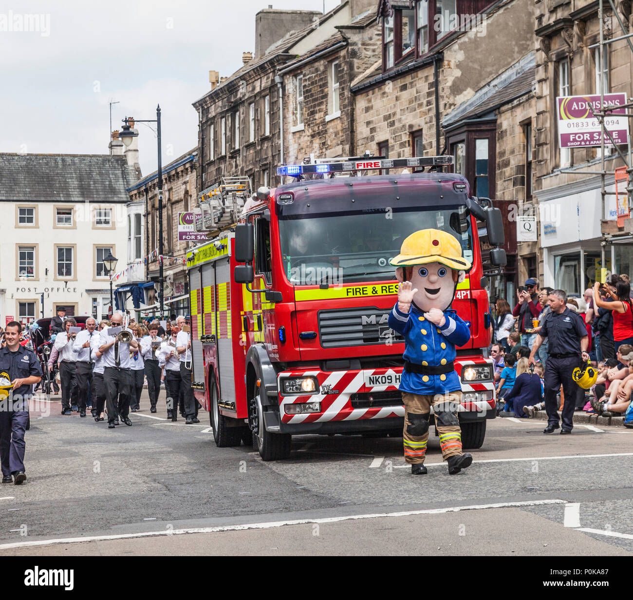 Un motore fire e mascotte in parata a Barnard Castle,l'Inghilterra,UK Foto Stock