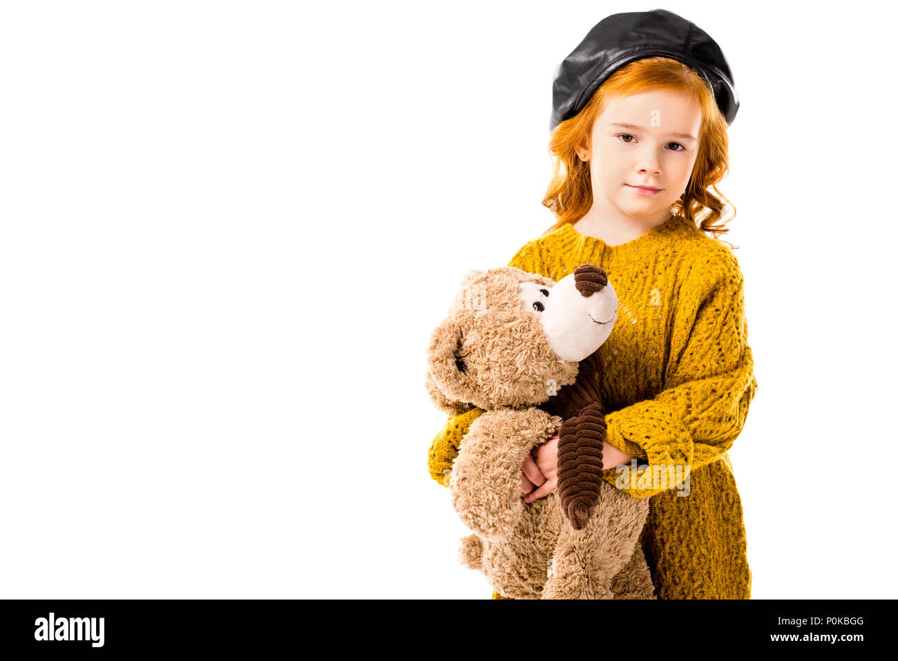 Capelli rossi bambino holding orsacchiotto e guardando la telecamera isolato su bianco Foto Stock