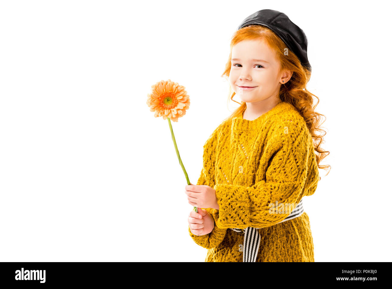 Sorridente capelli rossi bambino azienda fiore isolato su bianco Foto Stock