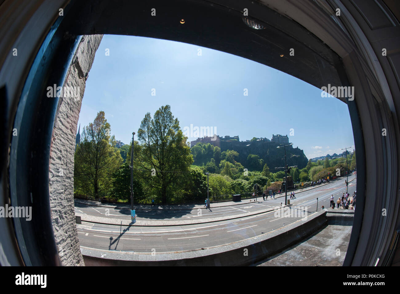 Il Castello di Edimburgo, visto da una finestra sopra Princes Street con un obiettivo fisheye Foto Stock