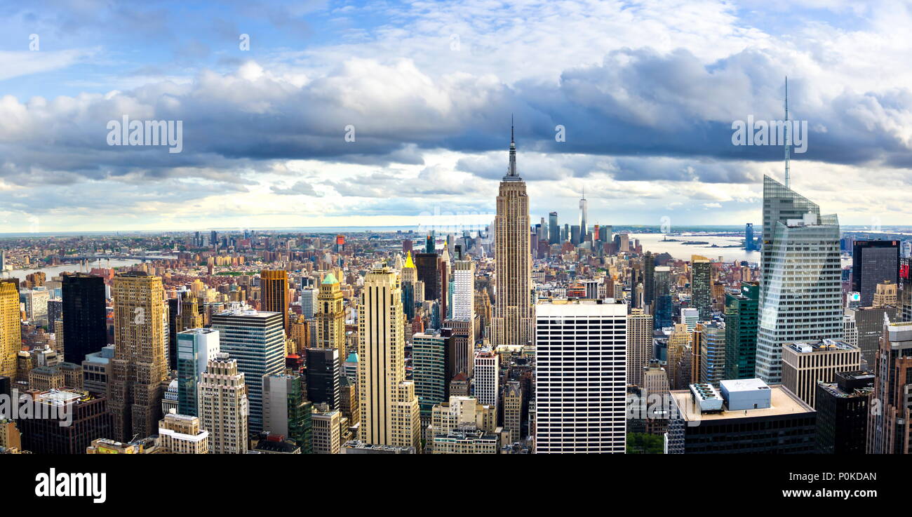 Skyline di New York e Manhattan vista panoramica con architettura urbana Foto Stock