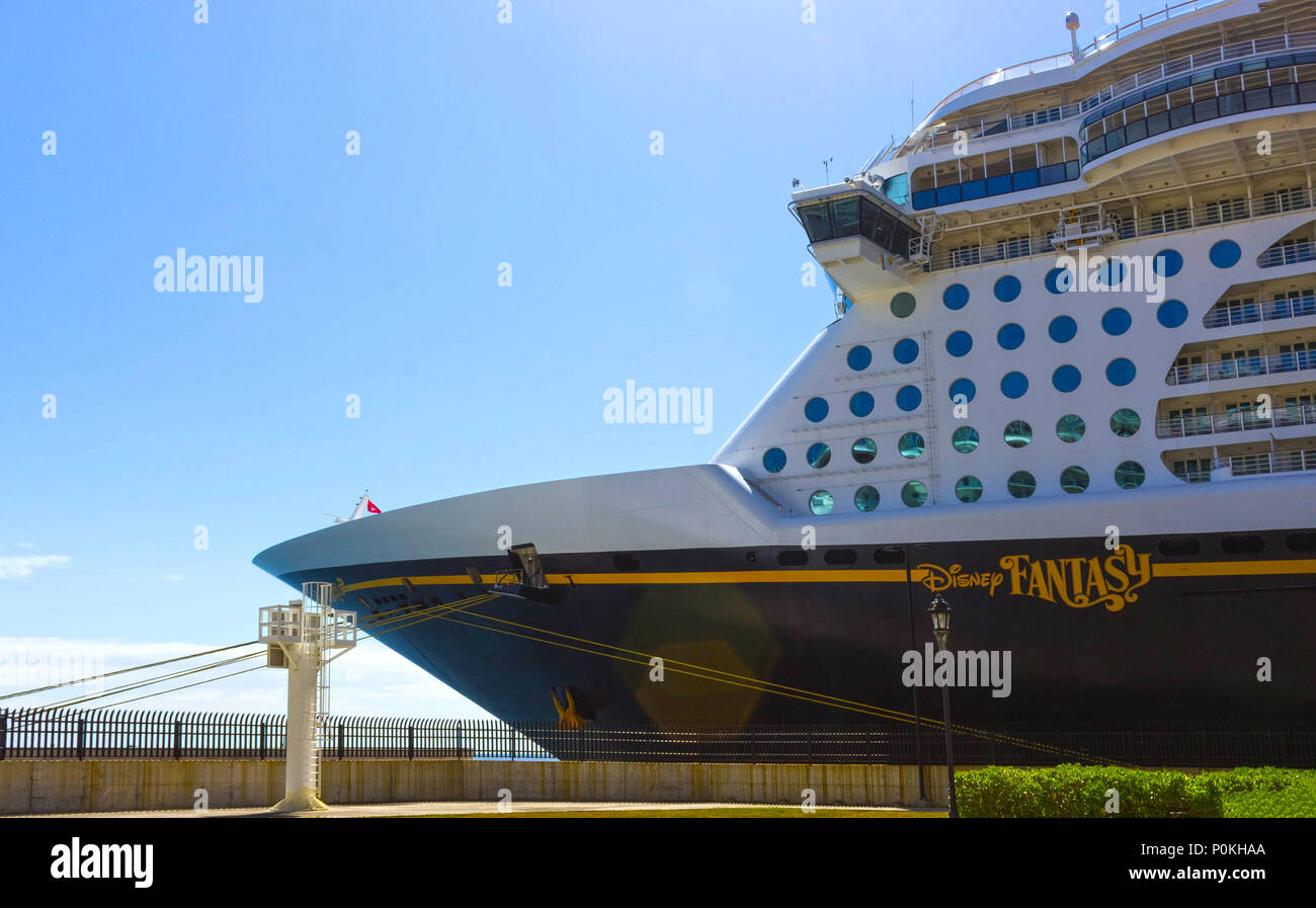 Falmouth, Giamaica - Maggio 02, 2018: nave da crociera Disney Fantasia dalla Disney Cruise Line ancorata in Falmouth, Giamaica Foto Stock