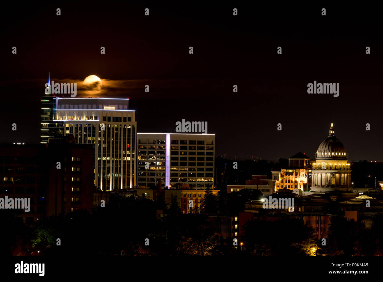 Telaio luna sover il Boise skyline della città con un unico cloud Foto Stock
