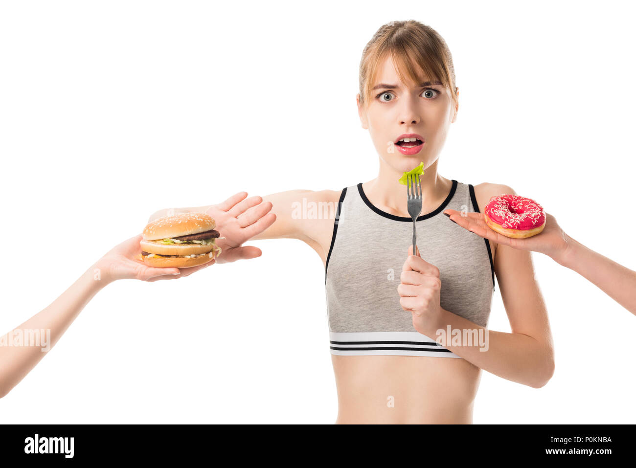 Giovane donna slim rifiutando di junk food e mangiare i broccoli isolato su bianco Foto Stock