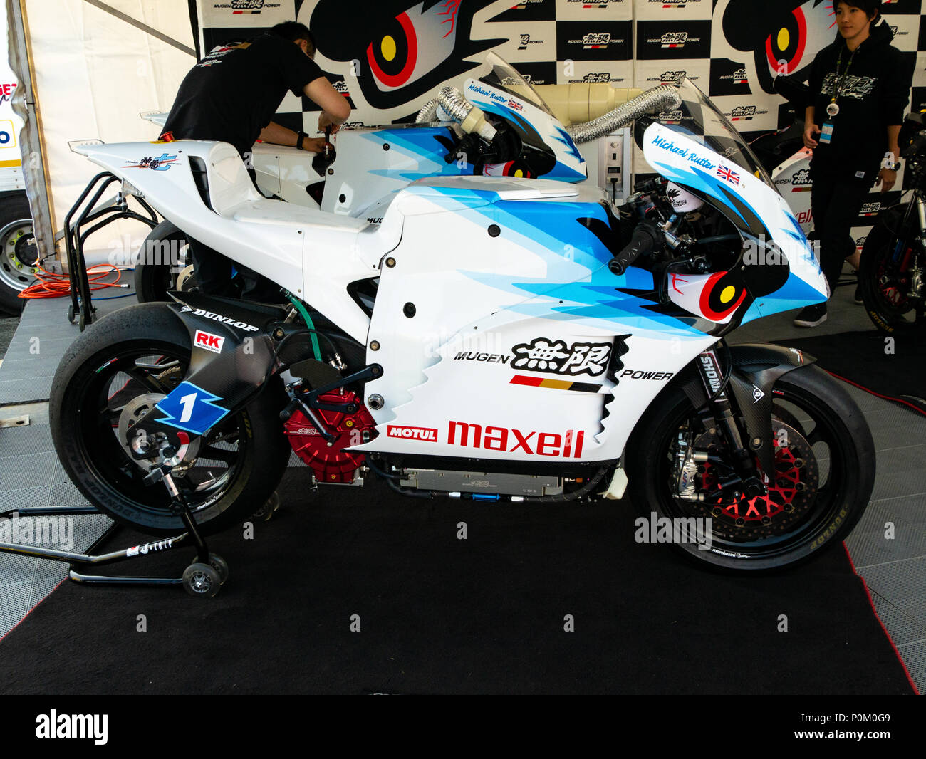 Moto elettrica Mugen, TT Zero, Isle of Man TT 2018. Tourist Trophy gara su strada, box / paddock Foto Stock